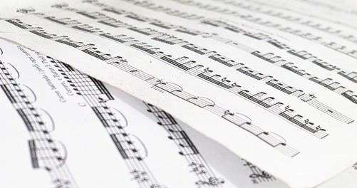 Stimulera tonåringars utveckling med musik och kläder